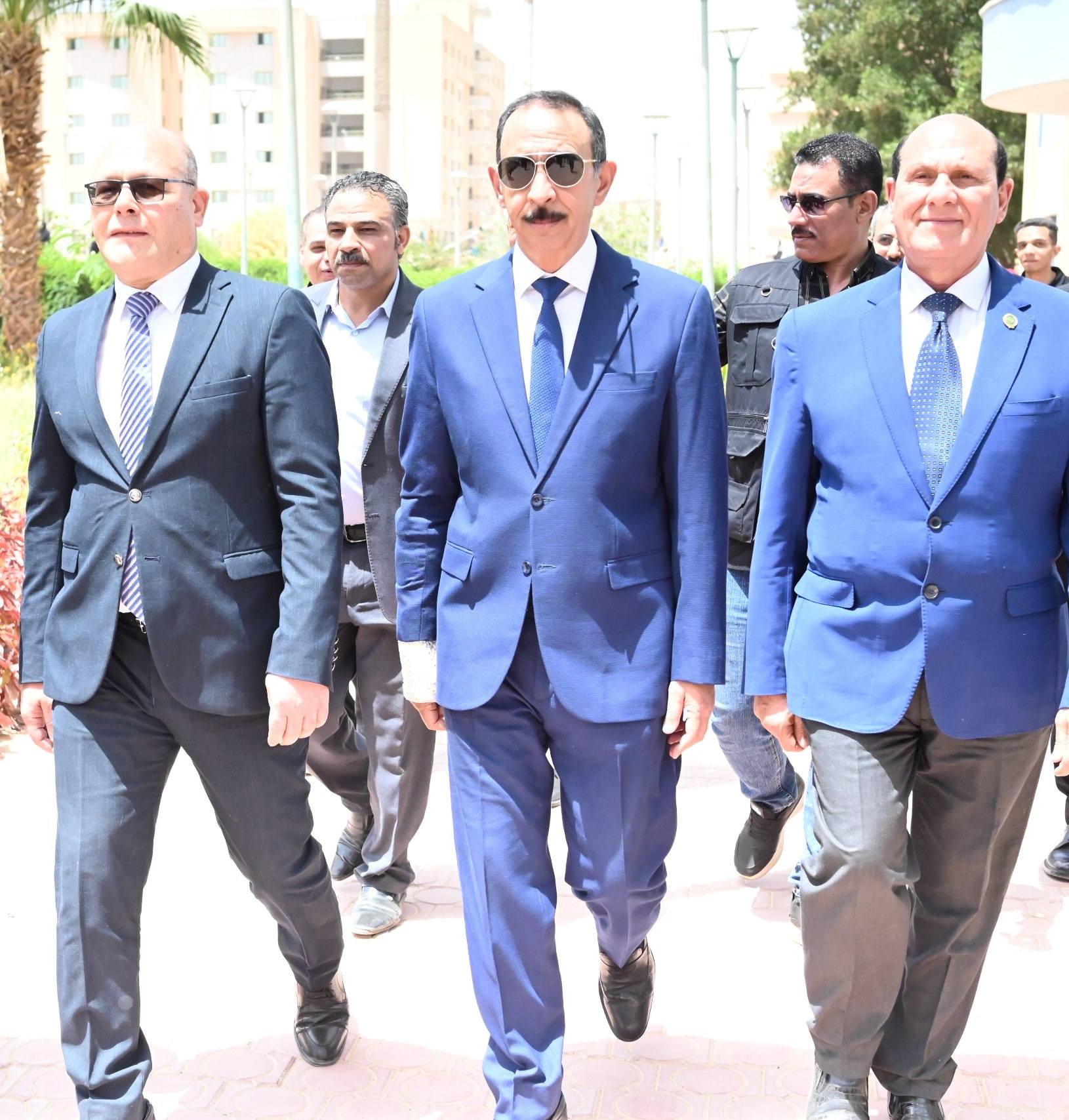 بحضور محافظ سوهاج ورئيس جامعة سوهاج الاهلية : اللواء أ.ح محمود خليفة يستعرض تحديات الامن القومي الماضي والحاضر للطلاب  احتفالا بذكرى تحرير سيناء