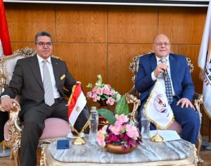 النعماني يستمع لأبنائه ويبادلهم الحوار في ختام البرنامج التدريبي لقادة الغد بسوهاج الأهلية