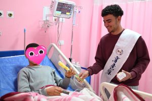 طلاب سوهاج الأهلية يواصلون رسم البسمة على وجوه الأطفال فى مبادرة إنسانية جديدة بمستشفى الطوارئ الجامعي